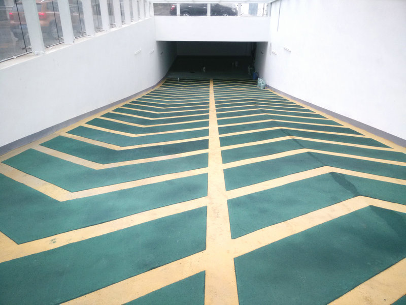 地下車(chē)庫坡道防滑地坪漆的施工工藝